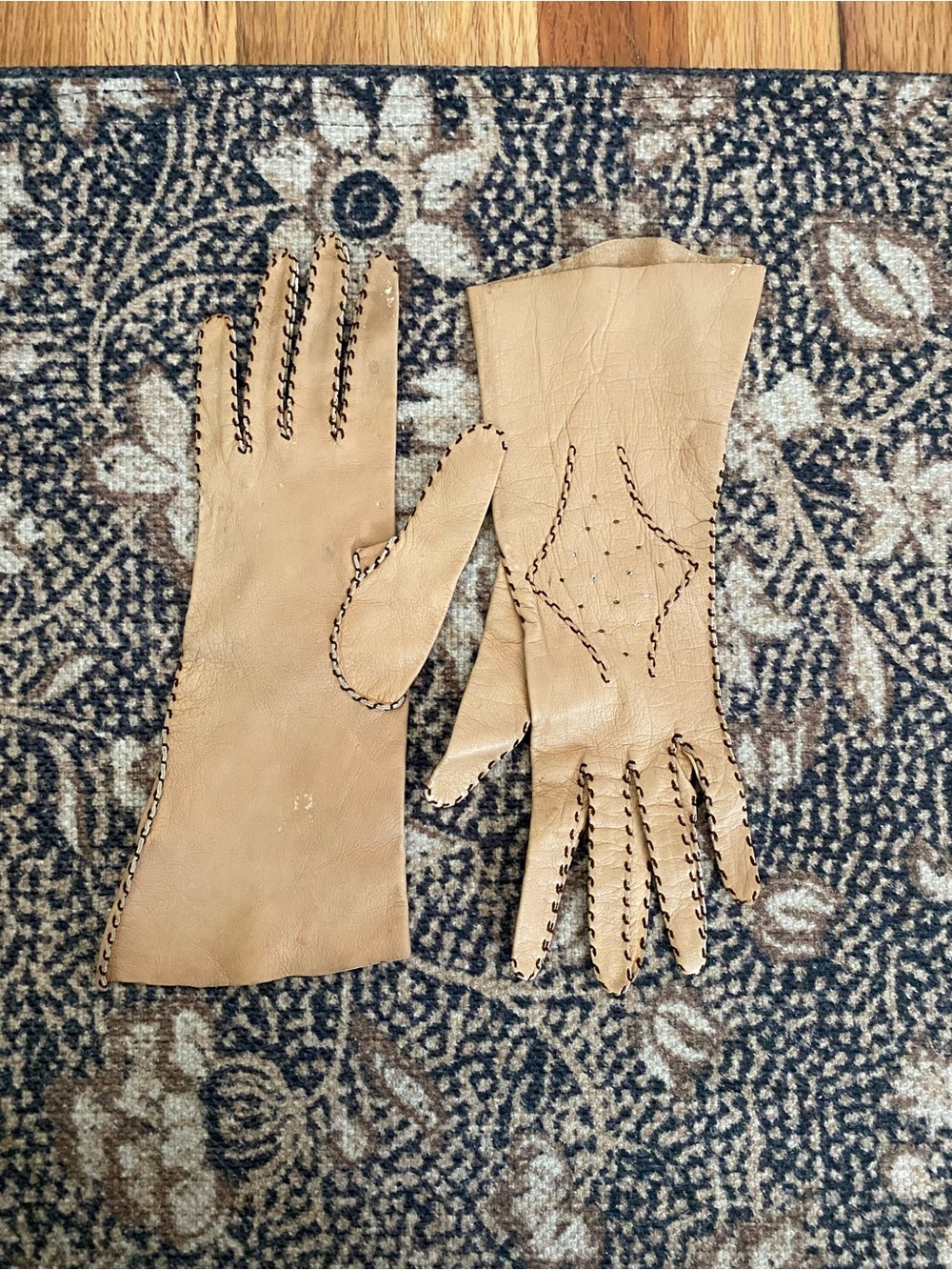 Womenβs Tan Leather Gloves